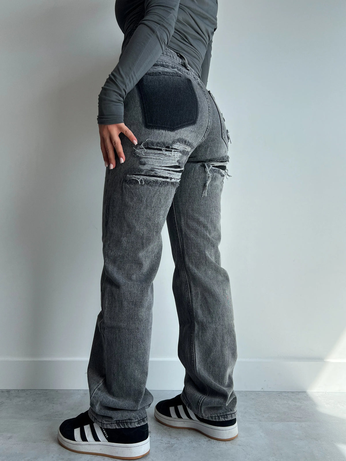Trendy High-Waisted Jeans for Women with Straight Legs and Ripped Details