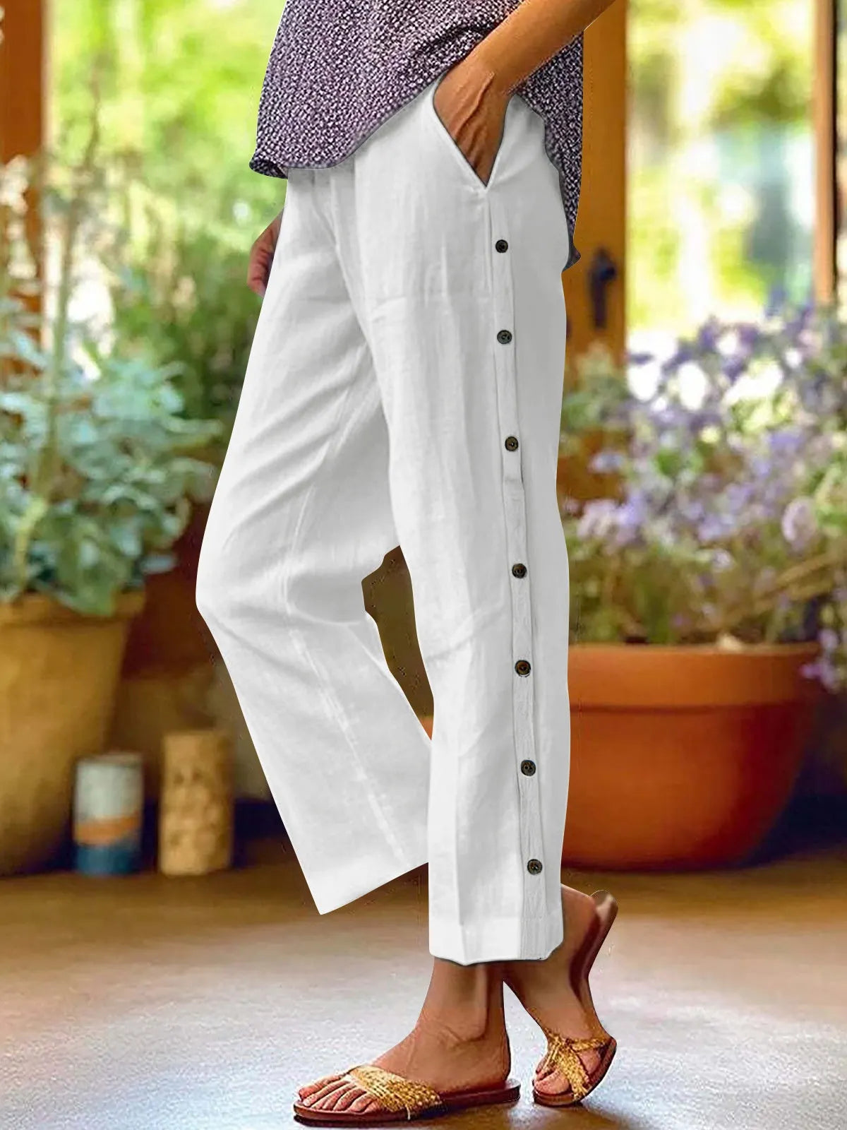 Breathable Cotton And Linen Cropped Trousers With Decorative Side Seams, Side Pockets, And A High Waist.